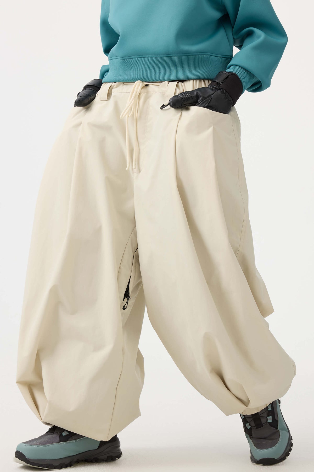 Pantalones de nieve holgados con cordón en color beige para mujer 