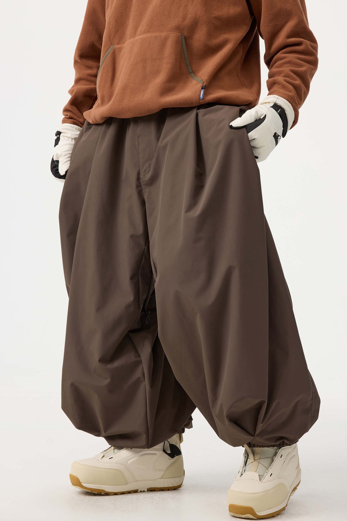 Pantalones de nieve holgados con cordón para hombre en color café 