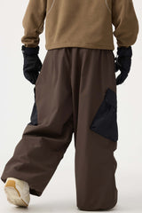 Pantalones de nieve holgados con bolsillos cargo y bloques de color color café para hombre 